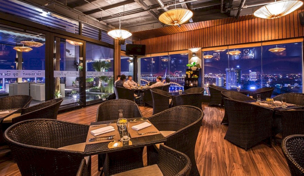 The cozy vibe of the Brilliant Top Bar with the view of Dragon Bridge and Han River